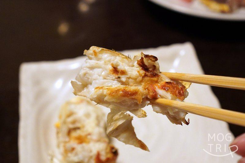 札幌「氷雪の門」タラバ蟹を箸で持ち上げている