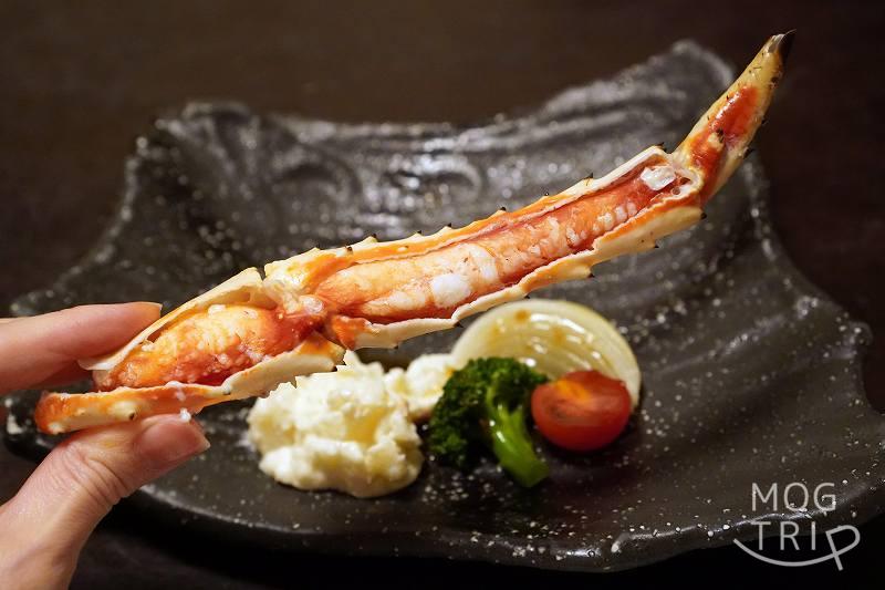 札幌「氷雪の門」蒸しタラバ蟹を持ち上げた様子