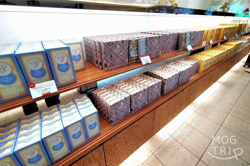 LeTAO（ルタオ）新千歳空港店の店内に沢山のお菓子の箱が並べられている