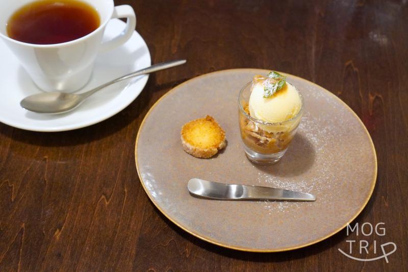 「Agora sapporo（アゴーラサッポロ）」の自家製デザートと紅茶がテーブルに置かれている